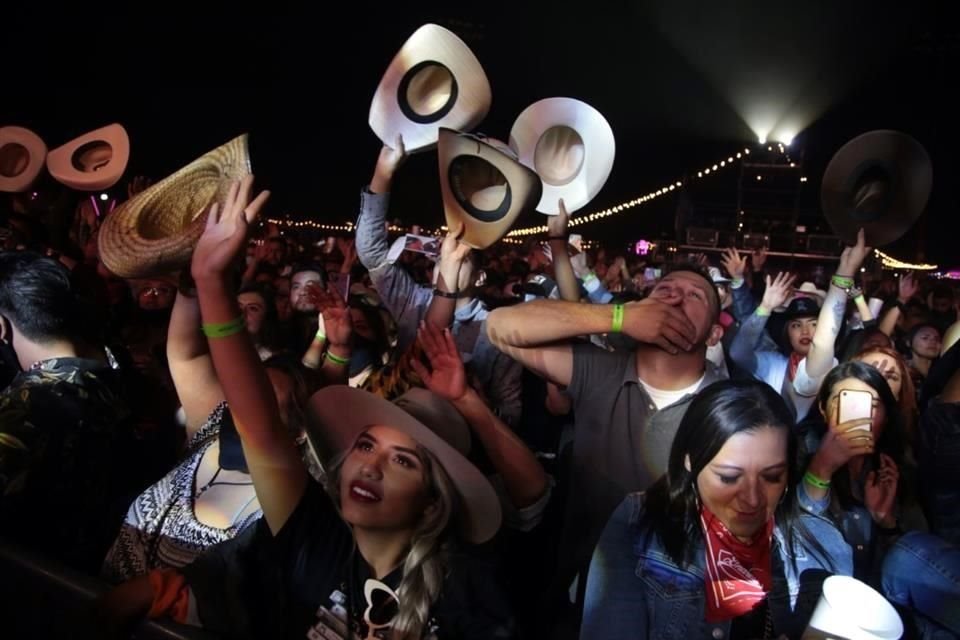 A la gente bailadora ni el frío de la noche le caló porque disfrutó moviendo el cuerpo a ritmo de la música norteña.