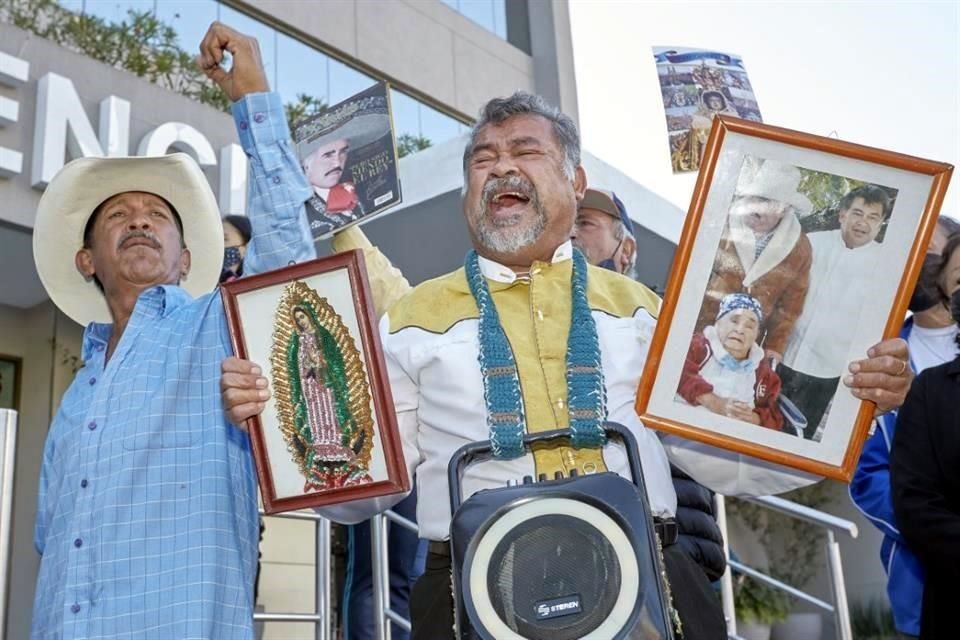 Los fanáticos de Chente llegaron para cantarle a las afueras del hospital donde murió.