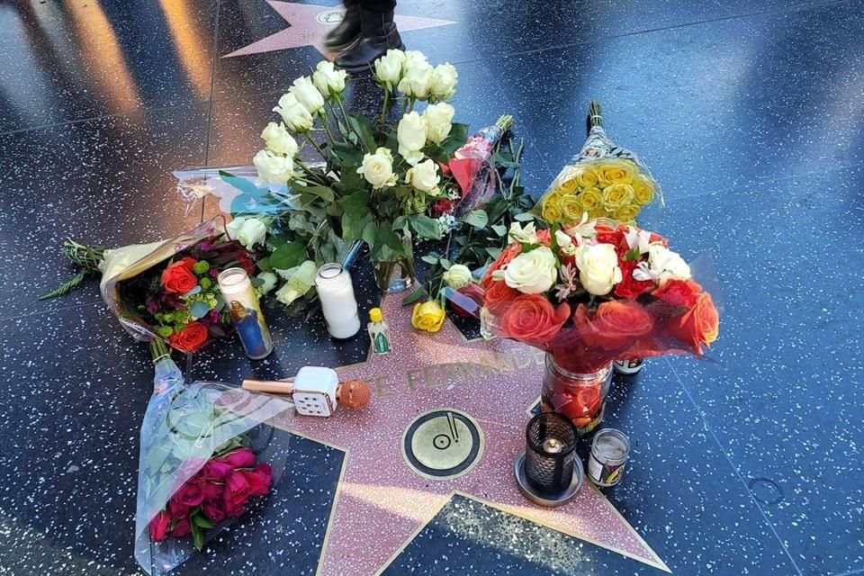 En la estrella de Vicente Fernández, en el Paseo de la Fama de Hollywood, fueron dejadas flores, veladoras y otros objetos como ofrendas tras su partida.