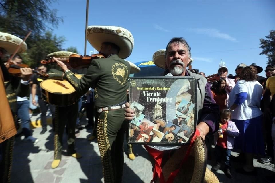 Fanáticos de Vicente Fernández acuden afuera del hospital, en su rancho y afuera de la Arena VFG en busca de darle el último adiós.