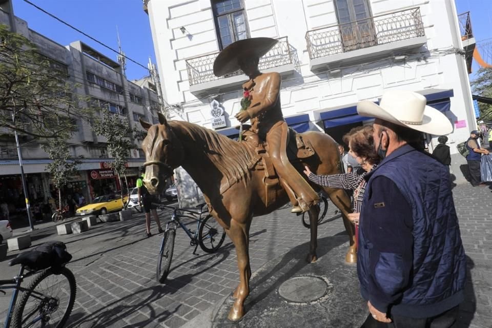 Fanáticos de Vicente Fernández acuden a la 'Plaza de los Mariachis' para darle el último adiós.