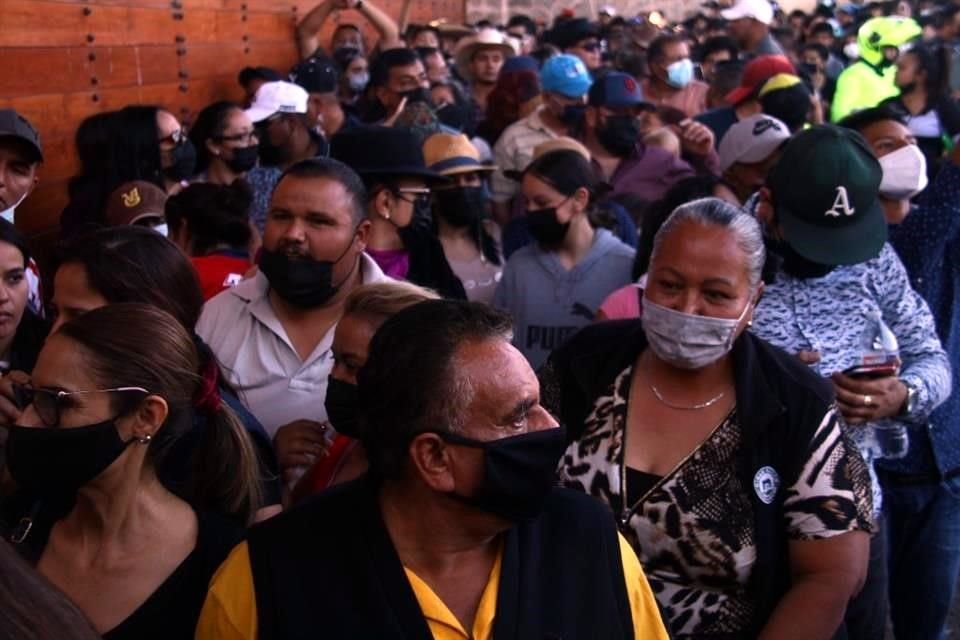 Los fanáticos del cantante se encontraban afuera del rancho a la espera de ingresar para así darle el último adiós al Charro de Huentitán.