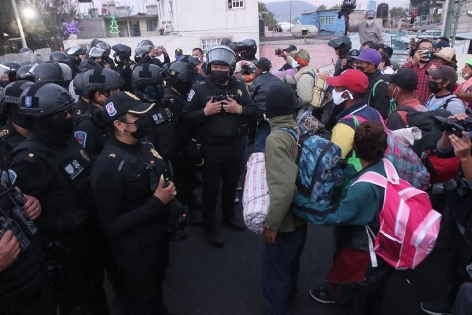 Policías de la CDMX frenaron a integrantes de la caravana migrante.