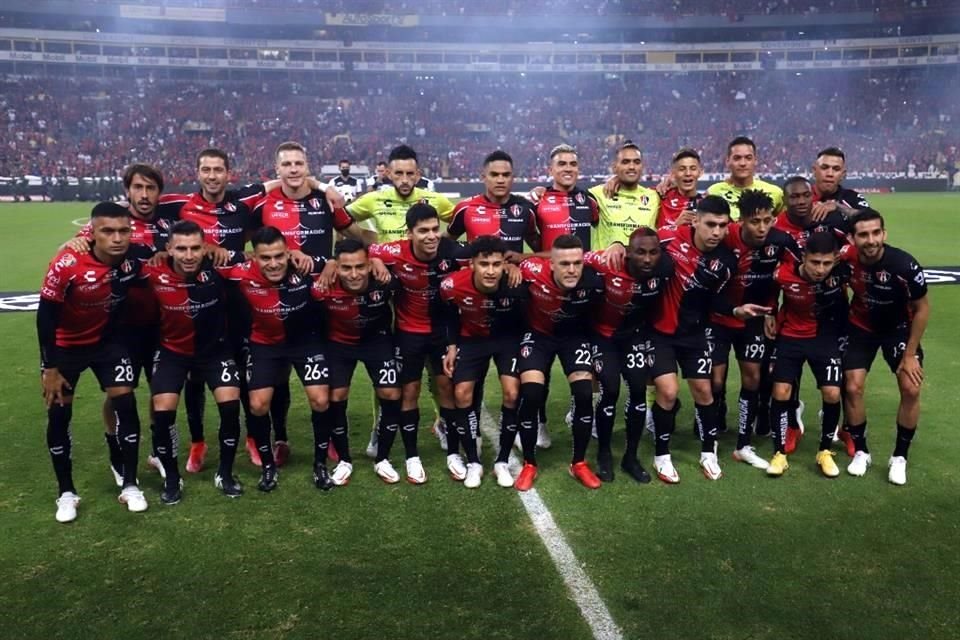 Como fue una costumbre en los últimos encuentros, todo el plantel rojinegro posó para la foto oficial.