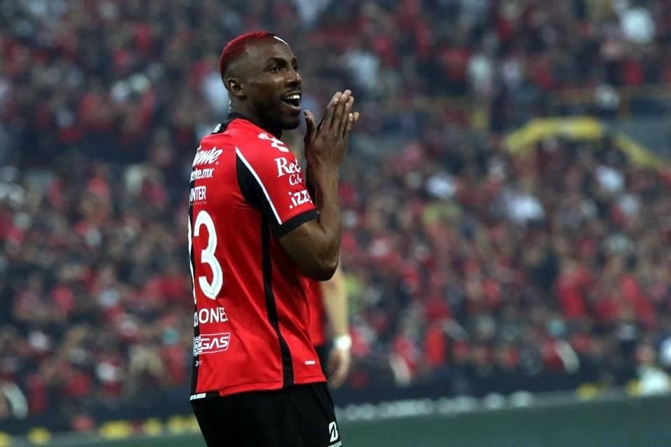 ¡Pero qué sufrir! Julián Quiñones se perdió una clara de gol al minuto 26.