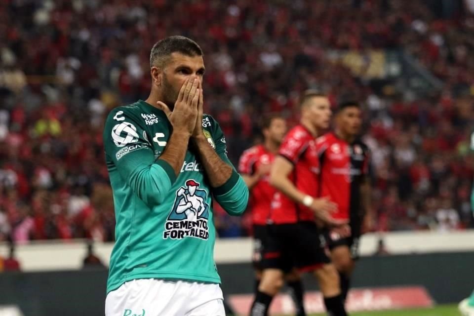 'El Puma' Gigliotti se llevó tarjeta roja y dejó a los Esmeralda con un hombre menos, ya sobre el final del tiempo regular.