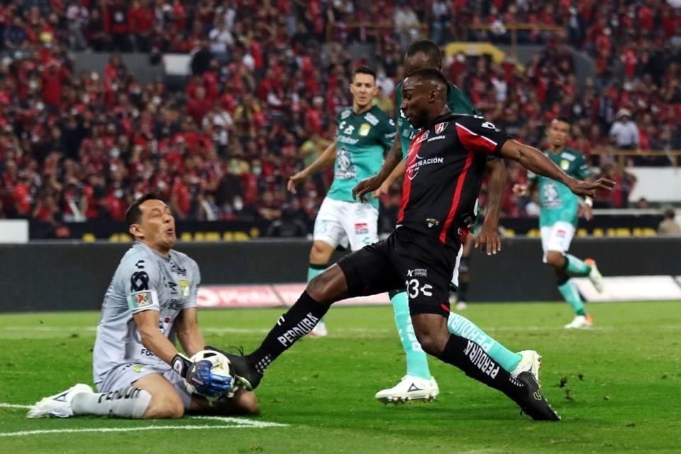 Rodolfo Cota dio un partidazo.