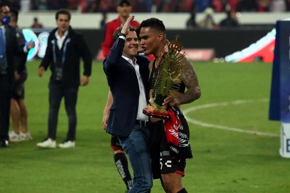 José Riestra felicita a Anderson Santamaria.