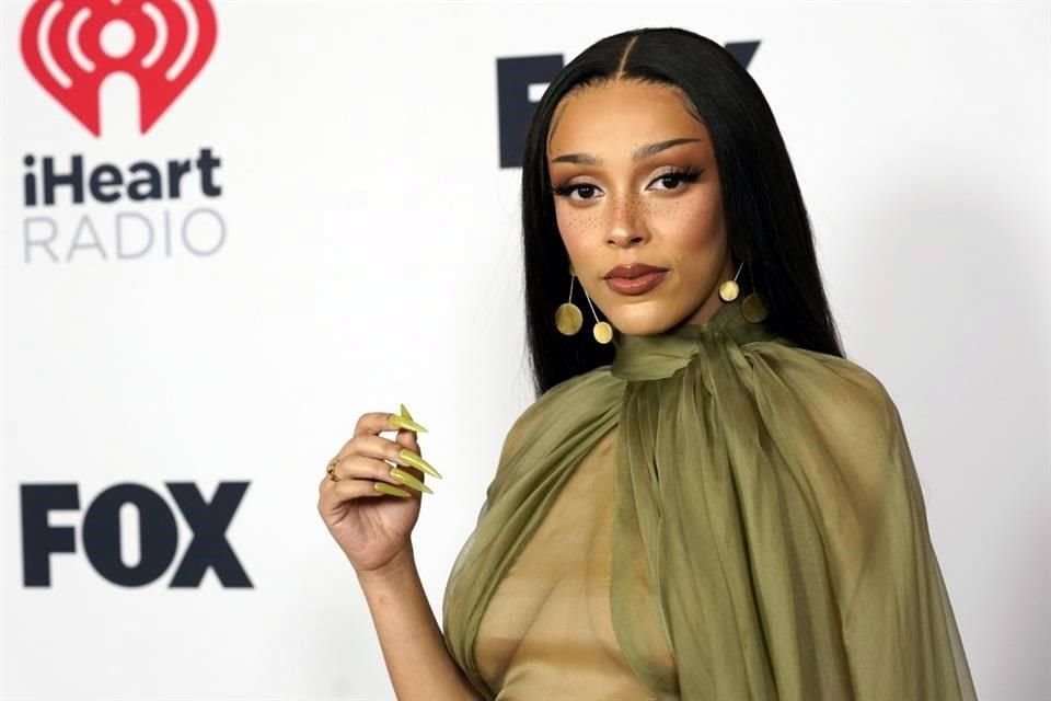 La cantante Doja Cat suspendió su participación en varios conciertos navideños luego de dar positivo a Covid-19, al igual que su equipo.