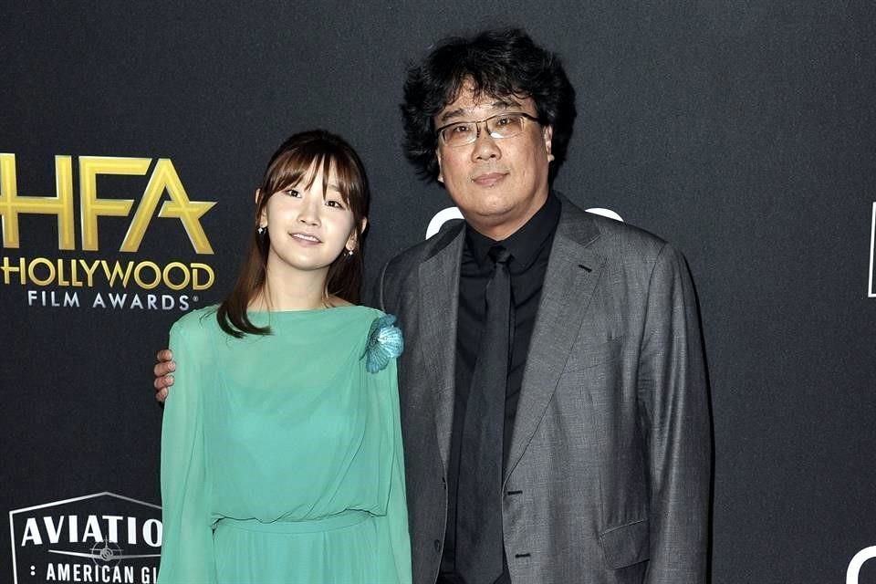 La actriz surcoreana Park So Dam, junto al director Bong Joon-ho, responsable del fenómeno que fue su cinta 'Parásitos' en todo el mundo.