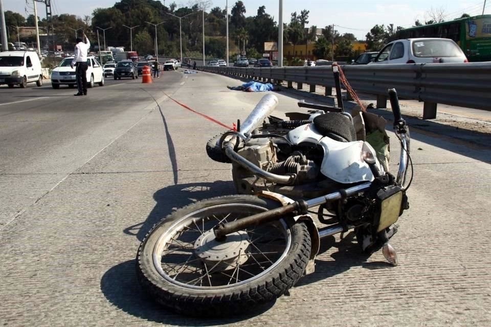 Los cadáveres quedaron separados varios metros y en el lugar había una moto dañada.
