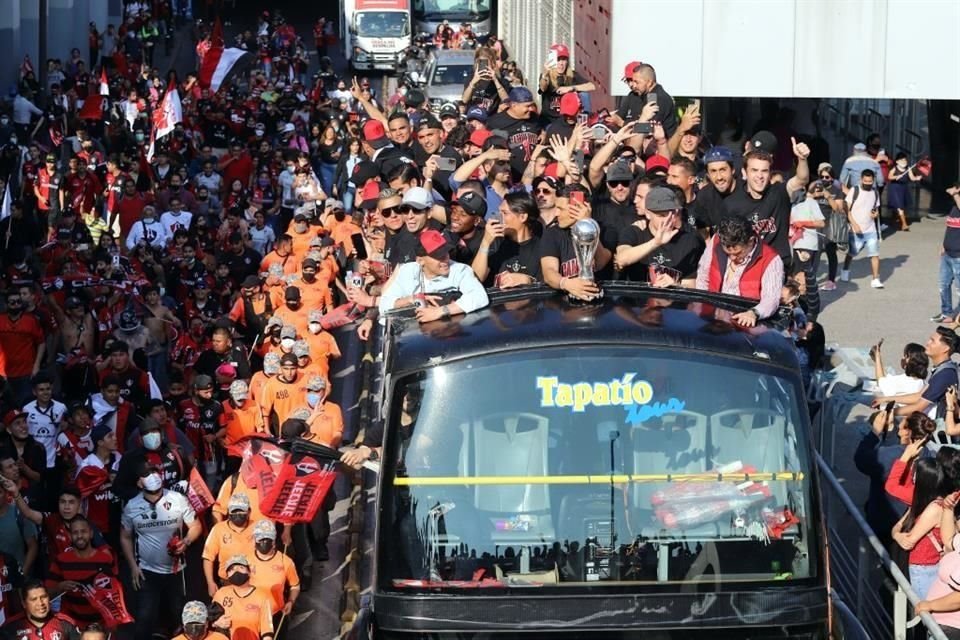 Tras la misa, el equipo se dirigió en un camión descapotable rumbo a la Glorieta de los Niños Héroes para continuar el festejo.