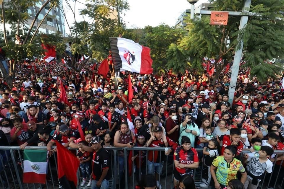 Miles de aficionados se congregaron en la glorieta, lugar típico de celebración para la Fiel.