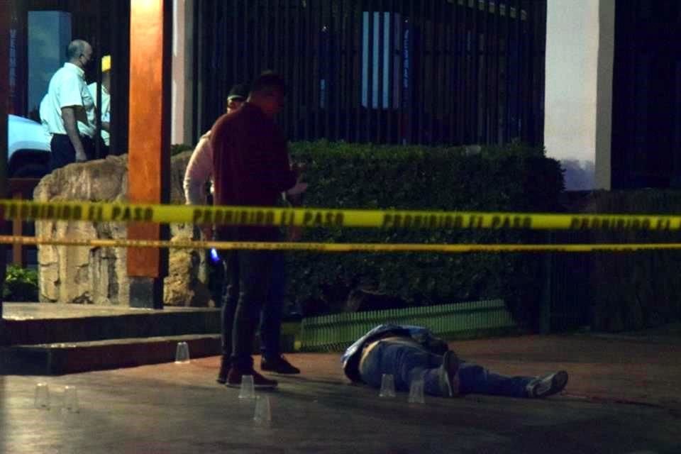 Acribillado a balazos murió un hombre afuera de un restaurante, en la Colonia Americana de Guadalajara.