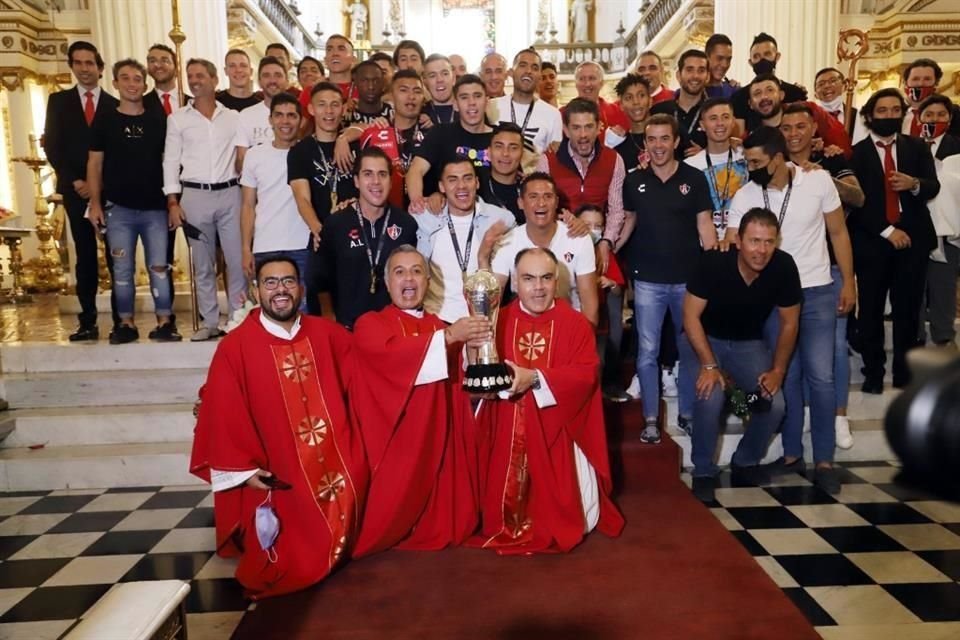 Todos posaron tras la ceremonia religiosa con el preciado trofeo.