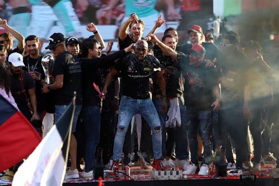 Julián Quiñones es bañado por Alejandro Irarragorri en el festejo de ayer.