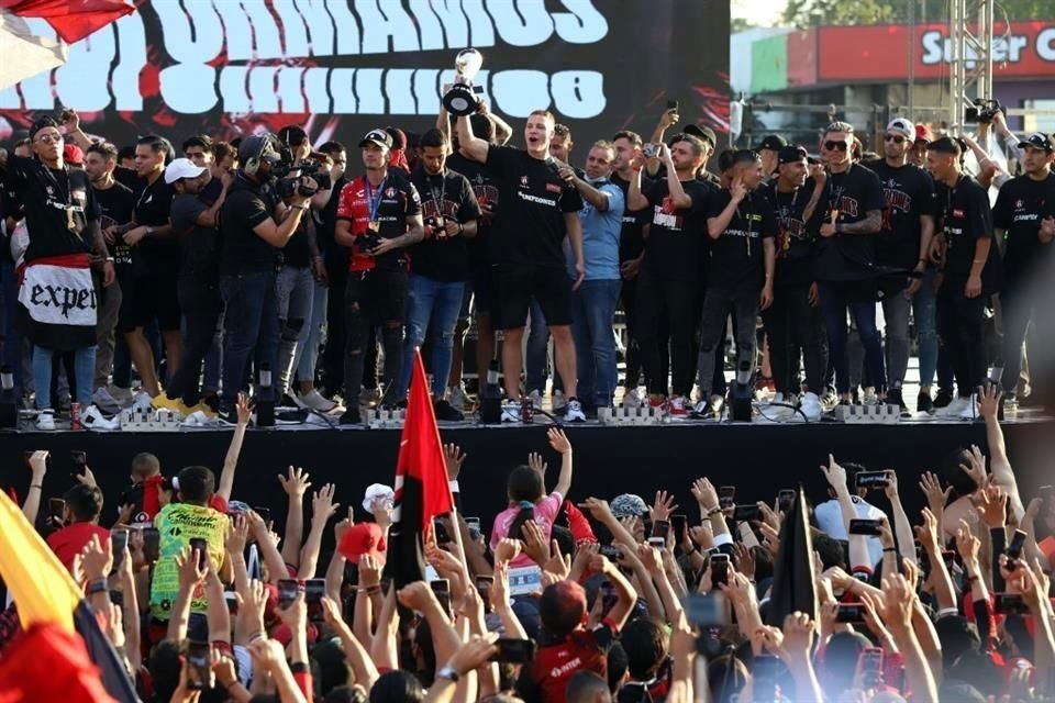 En el festejo realizado en la Glorieta Niños Héroes, Julio Furch fue de los más ovacionados.