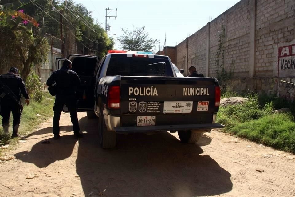 En un terreno baldío que da hacia un barranco, en Tonalá, fue encontrado el cadáver de una mujeR.