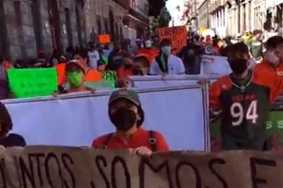 Al menos un centenar de integrantes de la comunidad UDLAP protestaron en el Tercer Informe de Gobierno de Barbosa luego de que su Gobierno incumpliera reapertura del campus en Pueba
