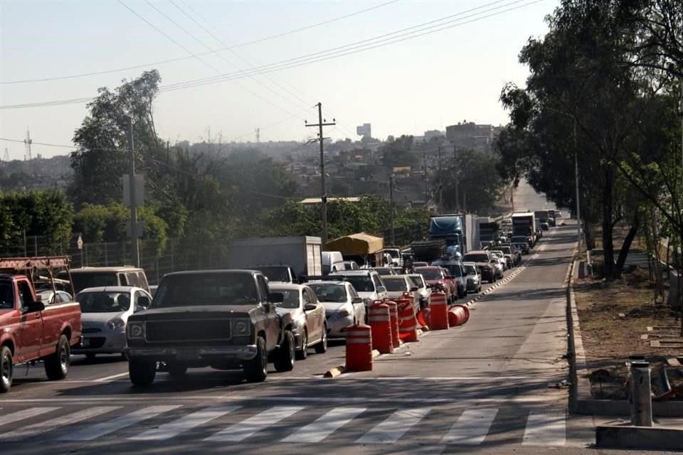 Congestionamiento vial en el cruce de Periférico y Experiencia.