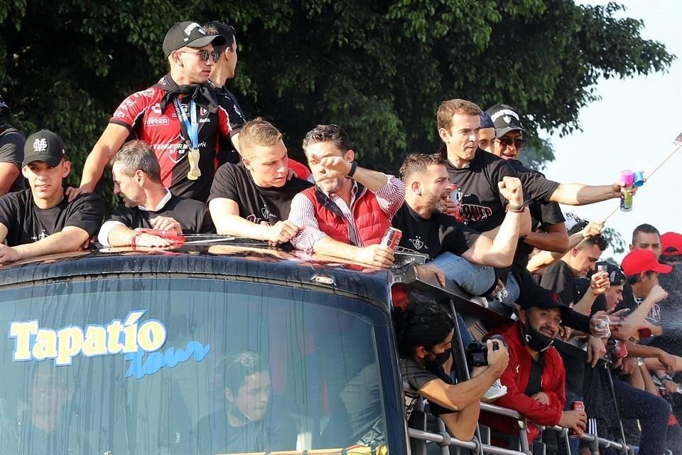 Alejandro Irarragorri (chaleco rojo) celebró a lo grande con el equipo en el desfile por las calles de la Ciudad y en la Glorieta de los Niños Héroes.