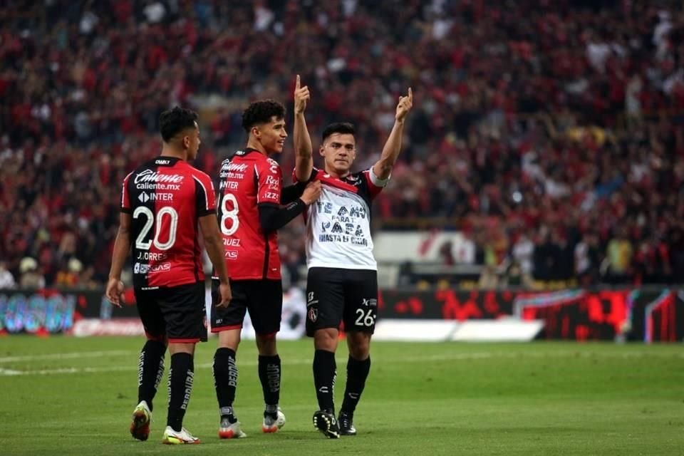 Tras anotar el gol que empató el global y obligó a la prórroga, Rocha se levantó el jersey y compartió un mensaje para su padre.