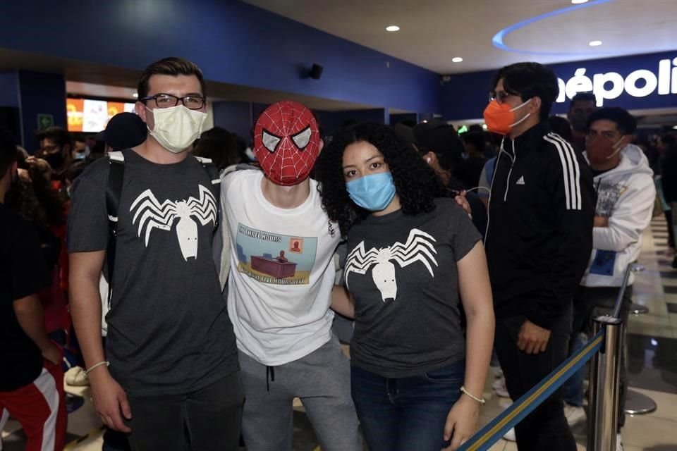 Los fanáticos del hombre araña acudieron con sus mejores disfraces del superhéroe para ver el estreno.