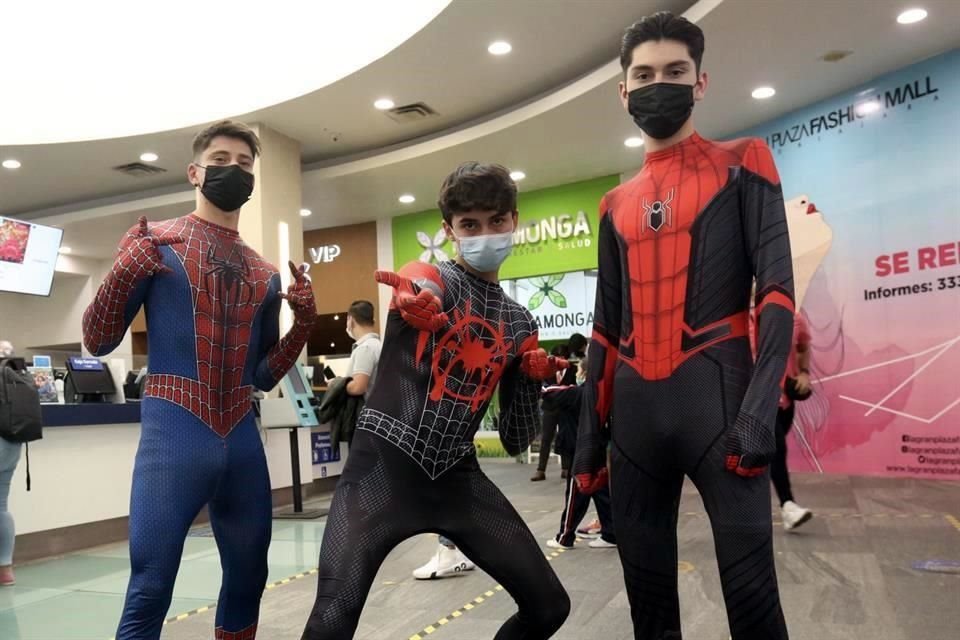 Los fanáticos del hombre araña acudieron con sus mejores disfraces del superhéroe para ver el estreno.