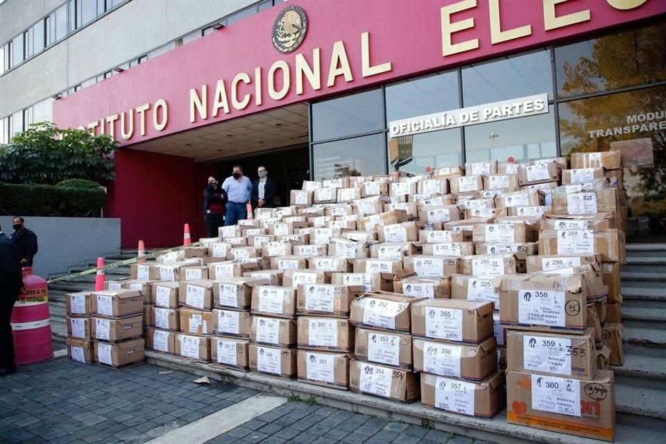 Que siga la Democracia entregó al INE un tercer paquete de firmas para impulsar el ejercicio de revocación de mandato.