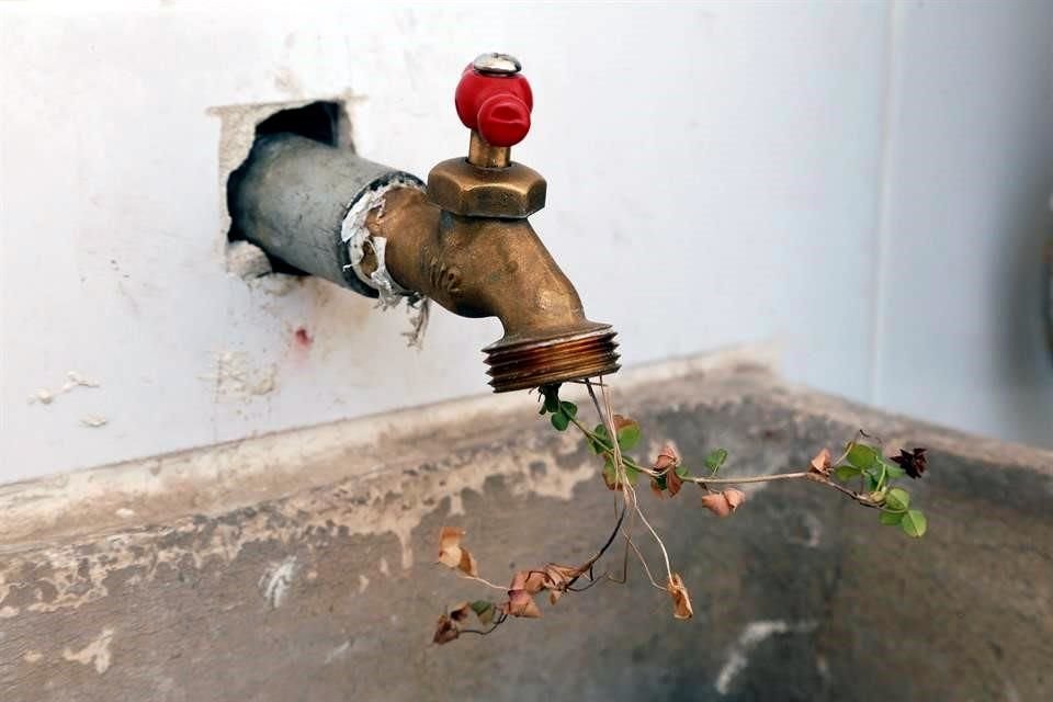 Desde que dejó de operar la presa Calderón, el Siapa surte 23 por ciento menos agua que en 2020, lo que tiene sin el líquido a 200 colonias.