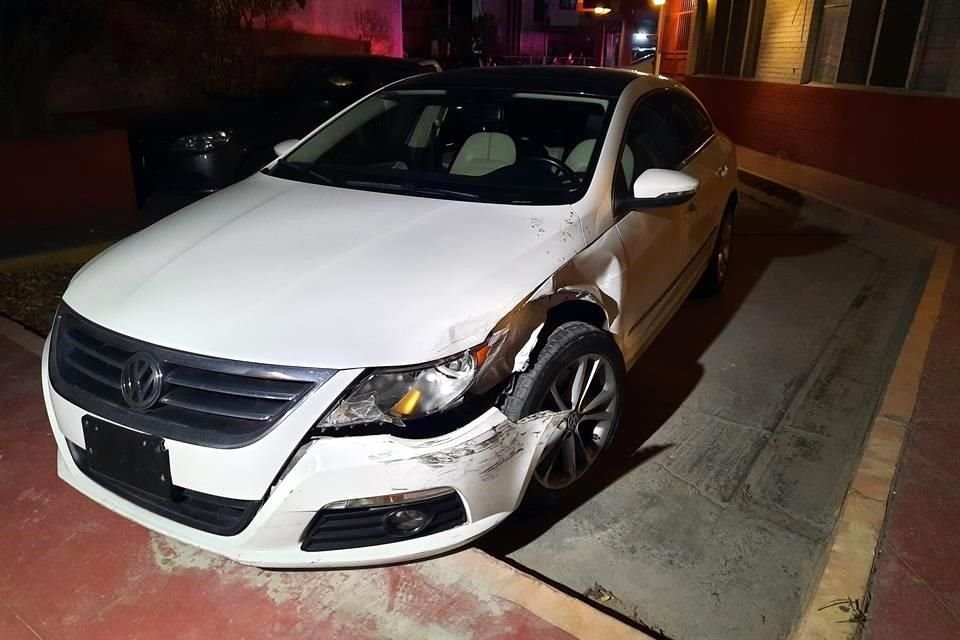 Tras impactar dos vehículos, Pedro Noriega condujo su auto Passat hasta su casa, donde se resguardó.