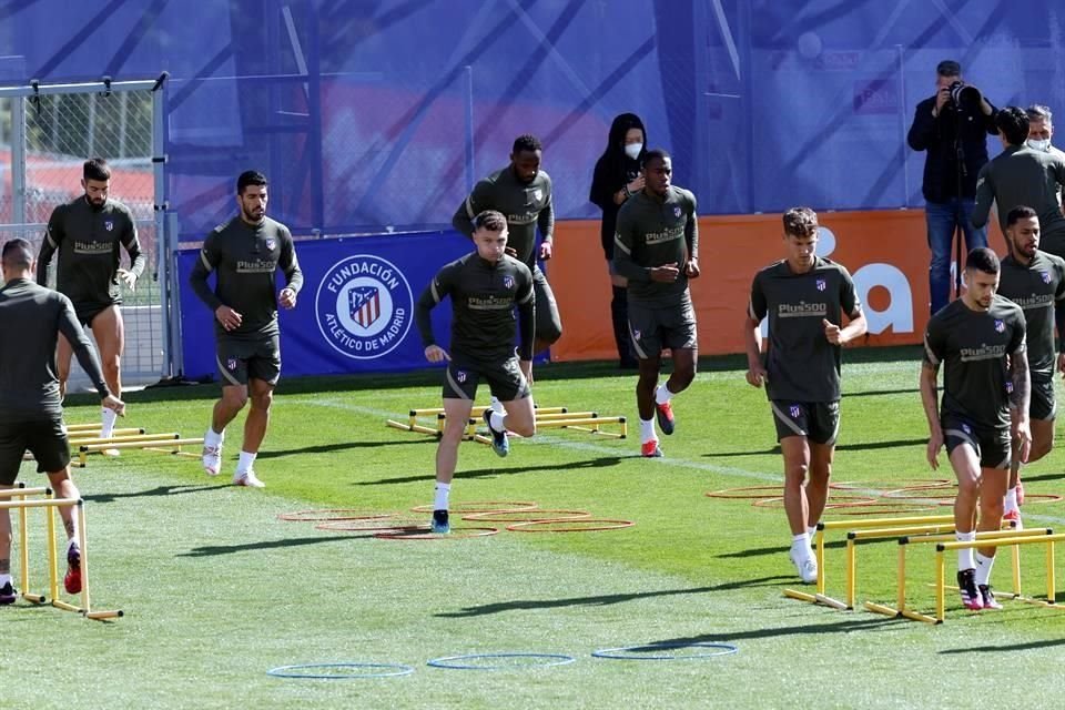 La plantilla y el estratega del Atlético de Madrid secunda la decisión de la directiva.
