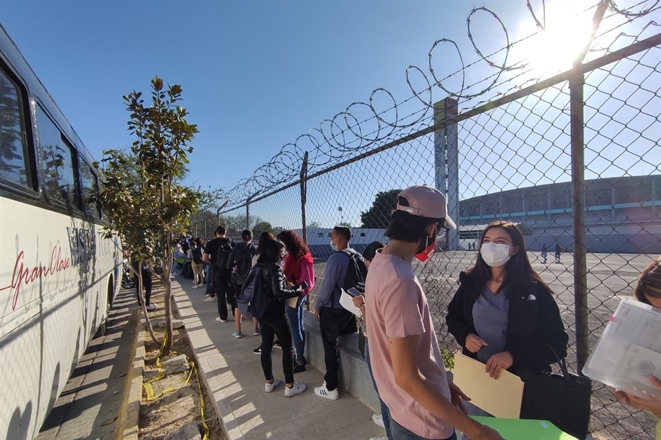 Prestadores de servicio social de carreras de salud y médicos internos de pregrado acudieron al Auditorio Benito Juárez a vacunarse.
