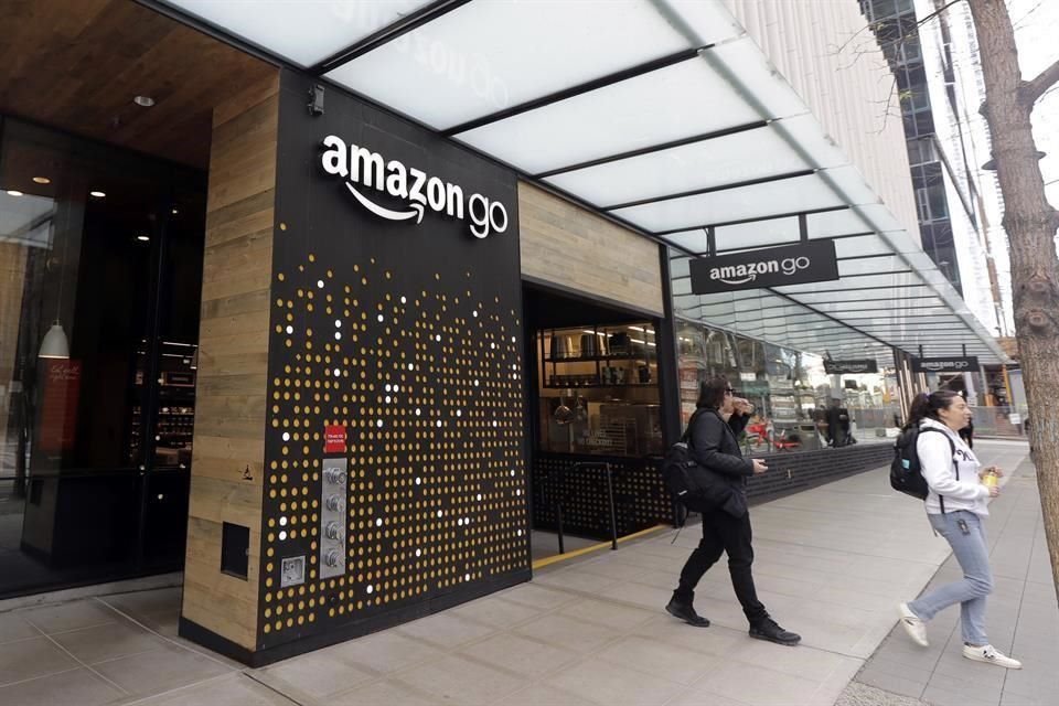 Amazon genera la mayoría de sus ventas cobrando a vendedores una comisión que generalmente es del 15% del precio de un producto determinado.