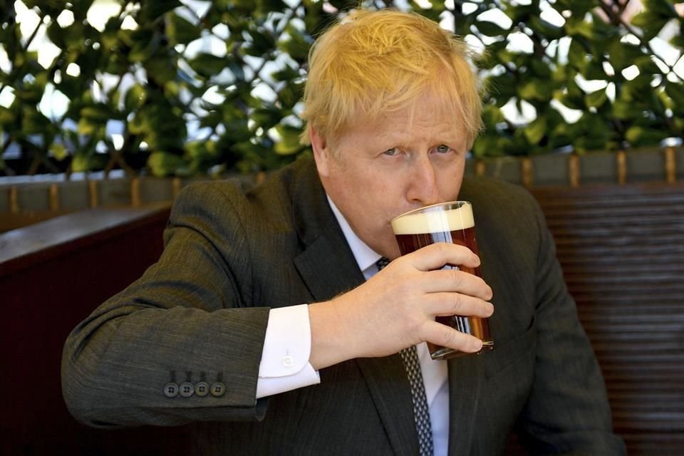 Boris Johnson habría amenazado a los clubes ingleses de complicar su participación en la Superliga.