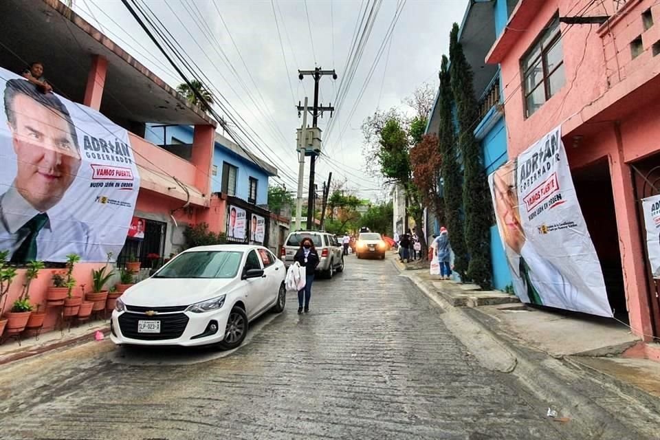 Unas megalonas con las imágenes de los candidatos priistas cubren varias fachadas de casas de la Colonia Genaro Vázquez.
