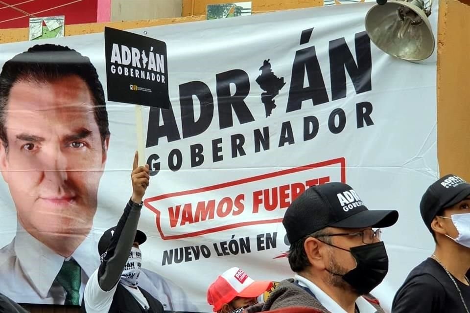 La Colonia Genaro Vázquez fue llenada con lonas con las imágenes de los candidatos tricolores.
