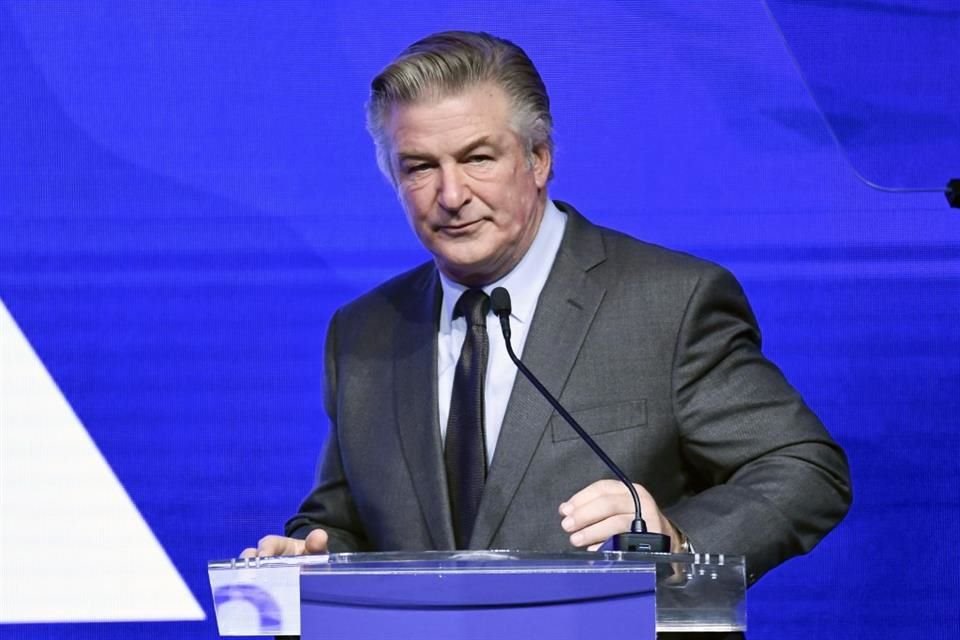 Alec Baldwin deberá entregar su teléfono a las autoridades por posibles evidencias en el accidente en el set de 'Rust'.