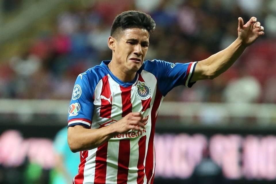 Puro sufrir... Antuna no ha rendido en Chivas y además ha tenido problemas extra cancha.