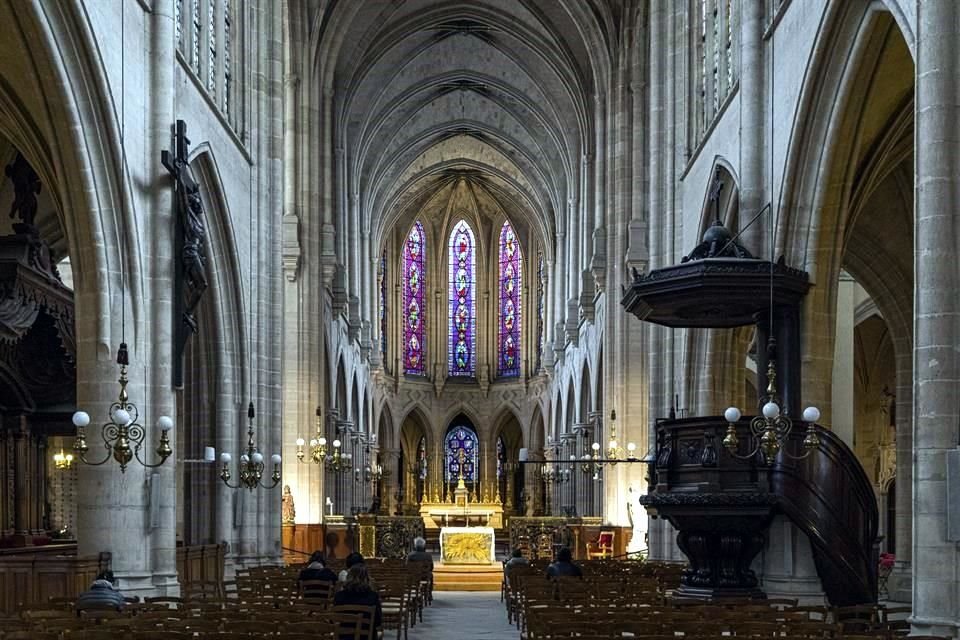 Los servicios religiosos de Notre Dame se trasladaron a St.-Germain-l'Auxerrois, iglesia qwue está a 15 minutos a pie a lo largo del margen derecho del Siena, frente al Louvre.