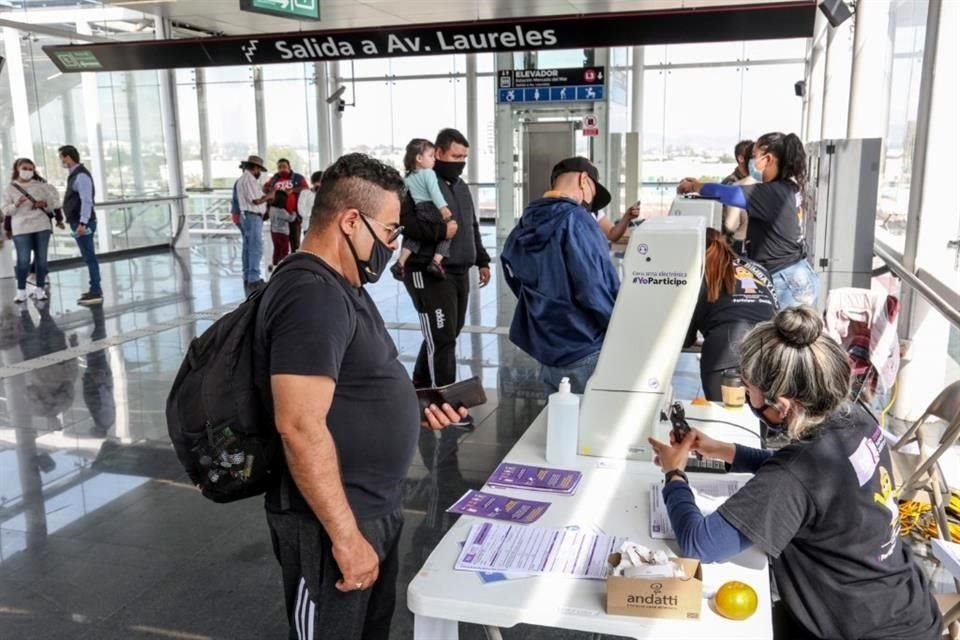 Casilla instalada en la estación Mercado del Mar de la Línea 3 para la consulta sobre el Pacto Fiscal.