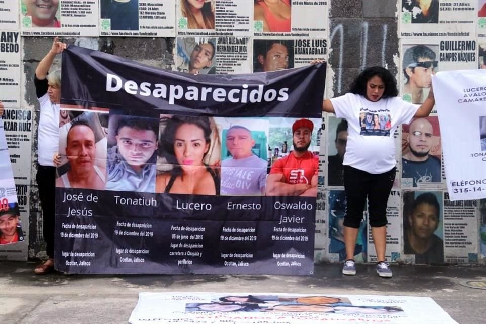 Tras dos años de la desaparición de los hermanos Camarena, Colectivos salieron de la Glorieta de Los Desaparecidos para exigir justicia.