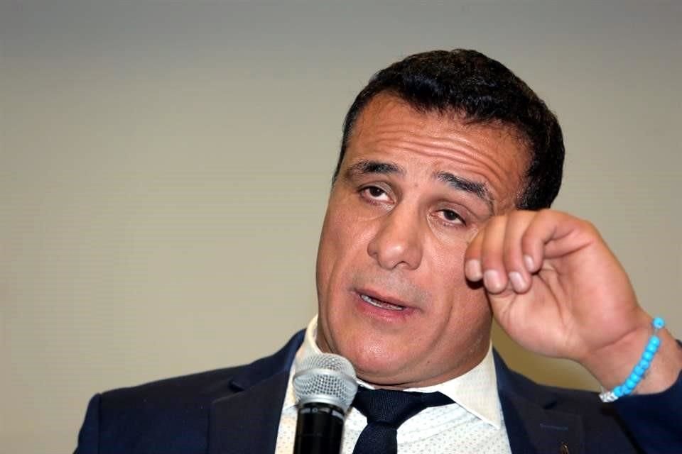 Alberto del Río no contuvo el llanto durante su conferencia.