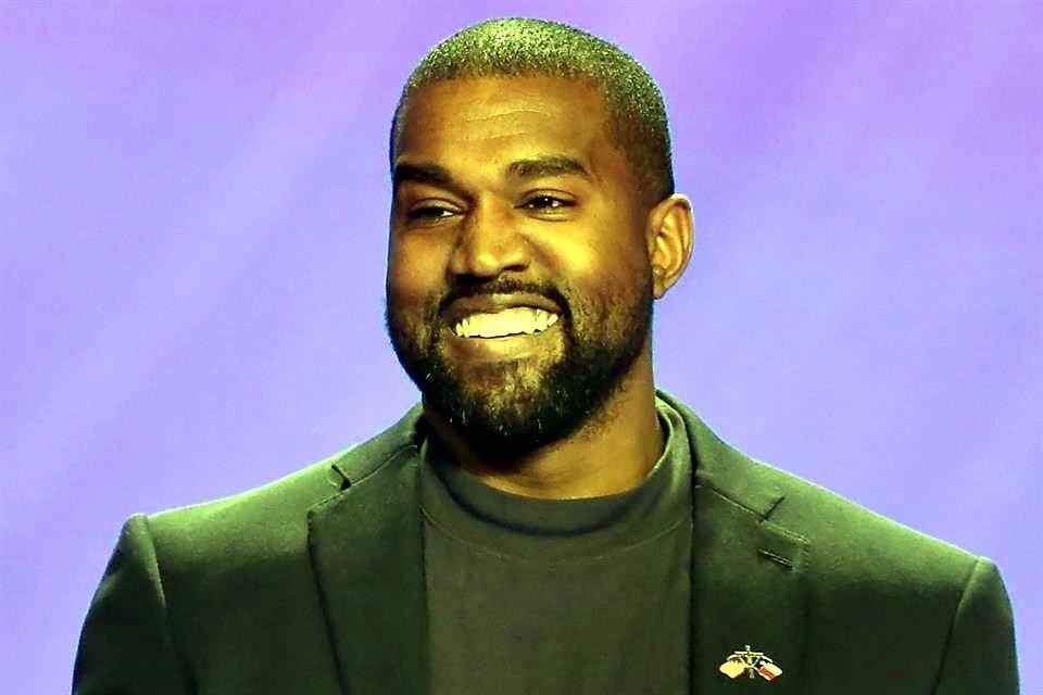 El rapero Kanye West se convirtió en un Santa Claus moderno al comprar y regalar poco más de 4 mil juguetes a niños de su natal Chicago.