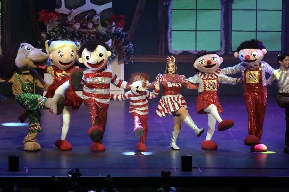 Con su show navideño, Bely y Beto divierten a una audiencia atenta a cada número musical.
