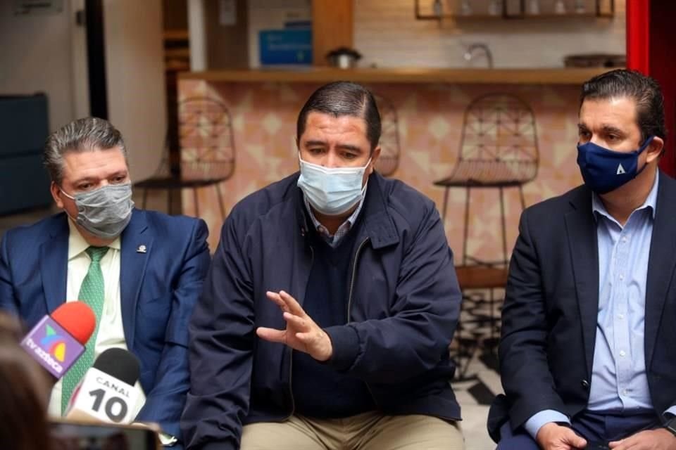 Carlos Villaseñor, presidente de Coparmex Jalisco; Xavier Orendáin, coordinador del Gabinete Económico, y Roberto Arechederra, titular de Sedeco.
