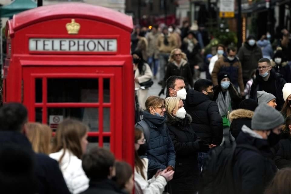 Personas realizan compras navideñas en una calle de Londres.