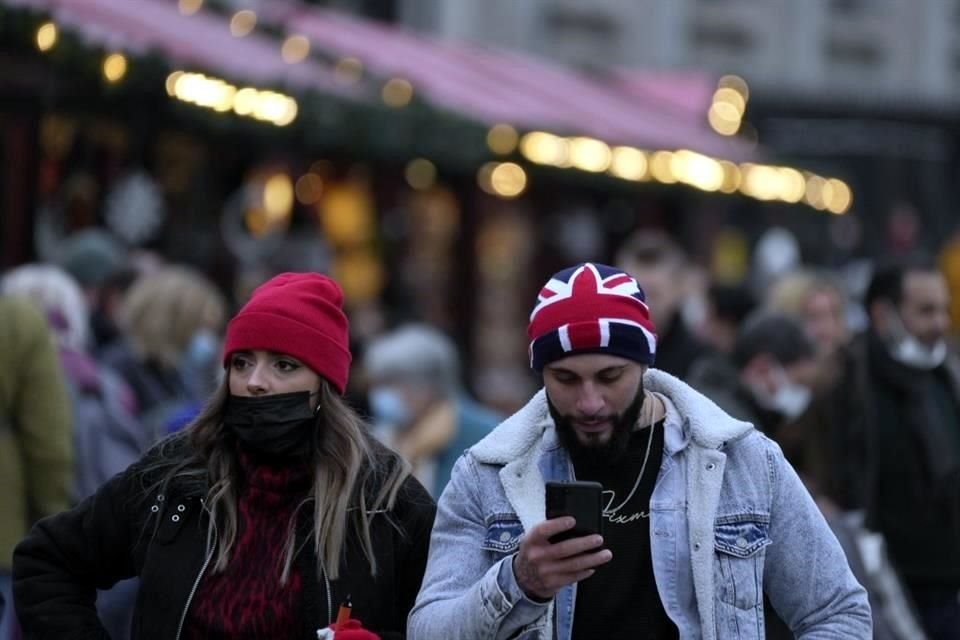 Personas caminan por un mercado en la Plaza Trafalgar de Londres.