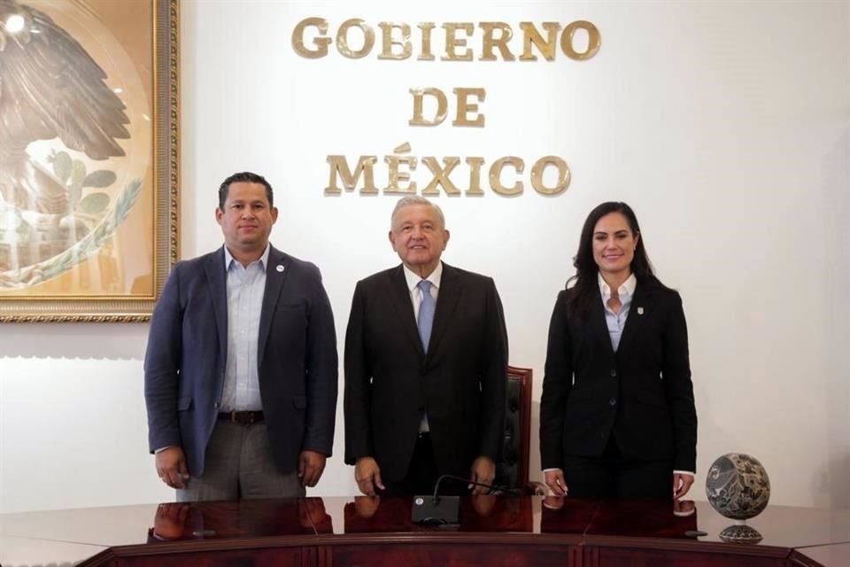 El Mandatario panista acudió a Palacio Nacional en compañía de la Presidenta Municipal de León.
