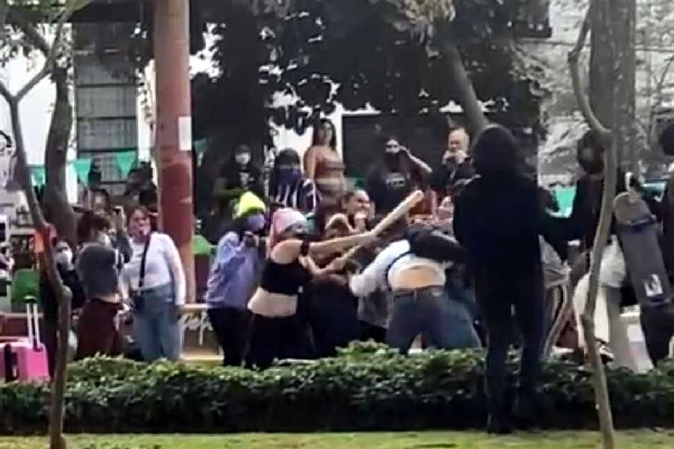 El 18 de noviembre feministas agredieron a un hombre que entró a un espacio que ellas designaron como exclusivo para mujeres.